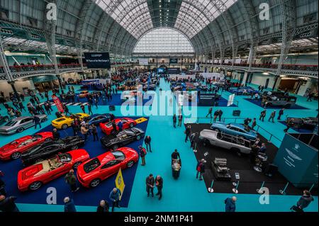 London, Großbritannien. 24. Februar 2023. Die London Classic Car Show in Olympia. Es ist die wichtigste Ausstellung der Hauptstadt für Besitzer von Oldtimern, Sammler, Experten und Enthusiasten. Kredit: Guy Bell/Alamy Live News Stockfoto