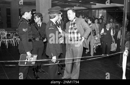 Eine Bombe explodierte am überfüllten Ocean Terminal, und 23 Käufer wurden verletzt. Es war die schwerste Bombenexplosion, die Hongkong seit 1967 traf. Auf dem Bild ist eine Einheit blauer Basken in der Explosionsszene. 21FEB81 SCMP/Sam Kanal Stockfoto