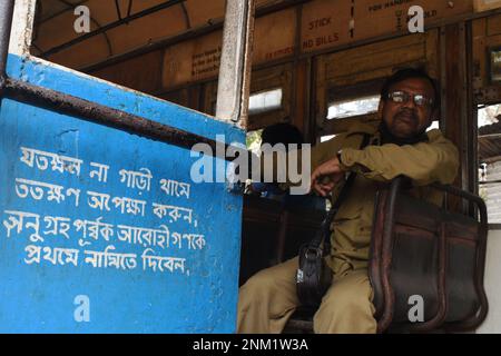 Kalkutta, Westbengalen, Indien. 24. Februar 2023. Am 24. Februar 1873 fuhr die erste australische Pferdebahn von Weller. Heute wurde im Straßenbahndepot von Esplanade eine Veranstaltung organisiert, um den 150. Jahrestag der Straßenbahnfahrt zu feiern. Viele Strecken in Kalkutta haben jedoch die Straßenbahn eingestellt. (Kreditbild: © Sayantan Chakraborty/Pacific Press via ZUMA Press Wire) NUR REDAKTIONELLE VERWENDUNG! Nicht für den kommerziellen GEBRAUCH! Stockfoto