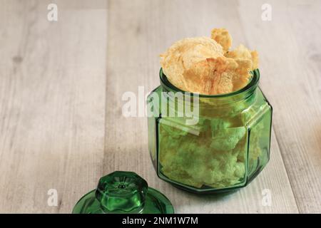 Emping Melinjo, Belinjo Cracker aus Gnetum gnemon, dünn gerollt und frittiert Stockfoto