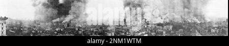 Panoramablick auf San Francisco in Flammen andere Auswirkungen der Katastrophe dieser Panoramablick zeigt San Francisco in Flammen, fünf Stunden nach dem Erdbeben. Das Foto wurde von der Mason Street um 10:00 UHR am 18. April 1906 aufgenommen. Es gibt kaum Hinweise auf Erdbebenschäden. Die meisten Gebäude in der Innenstadt scheinen intakt zu sein, doch Flammen haben diese Gebäude später teilweise oder vollständig zerstört. Der Brand hielt drei Tage lang unkontrolliert an. Stockfoto