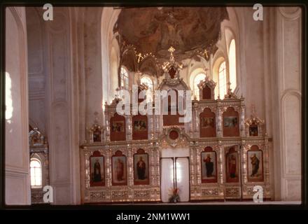 Die Kathedrale der Kreuzerhöhung im Kloster St. Nikolaus, erbaut zwischen 1905 und 1913, ist mit ihrem restaurierten Ikonenschirm zu sehen. Diese russisch-orthodoxe Kirche in Verkhotur'e ist bekannt für ihre historische Ikonostase. Stockfoto