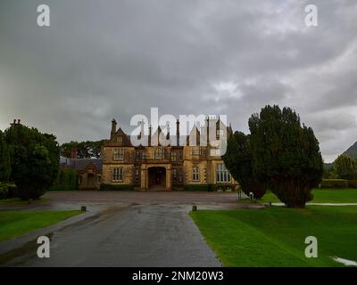 Killarney, Irland - 09 22 2015: Das alte Killarney House ist ein beliebtes Reiseziel in der Nähe des Ring of Kerry. Stockfoto