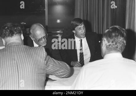 Johan Cruijff vor dem Disziplinarausschuss des KNVB. 1985 Stockfoto