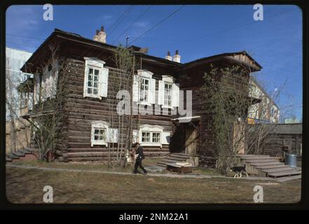 Das Romanov-Haus, das 1890 in Jakutsk, Russland, erbaut wurde, ist ein Beispiel für die Wohnarchitektur des späten 19. Jahrhunderts im russischen Fernen Osten. Das Haus wurde nach traditionellen Methoden errichtet und spiegelt den historischen Lebensstandard der Region wider. Stockfoto
