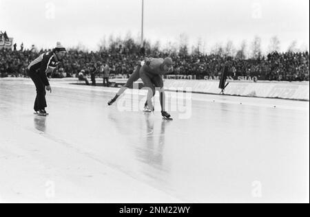 Niederländische Geschichte: Allround-Speed-Weltmeisterschaften für Männer in Heerenveen ​​Skating. Coach Egbert van 't Oever erteilt Hilbert van der Duim während seiner entscheidenden Fahrt auf den 10.000 Metern Anweisungen. Hinter Hilbert van der Duim sein Gegner Tom Erik Oxholm (Norwegen) ca. 2. März 1980 Stockfoto