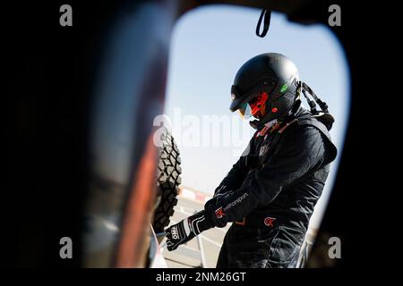 Tilal Swaihan, Abu Dhabi - 24/02/2023, CHICHERIT Guerlain (Fra), GCK Motorsport, Prodrive Hunter, FIA W2RC, Porträt während des Vorbereitungstests der Abu Dhabi Desert Challenge 2023, 2. Runde der Saison 2023 W2RC, vom 24. Bis 25. Februar 2023 in Tilal Swaihan, Abu Dhabi - Photo Julien Delfosse / DPPI Stockfoto