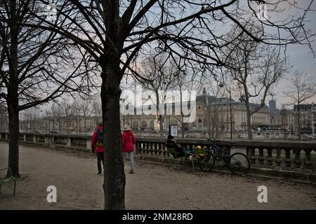 Entspannen Sie sich und genießen Sie die Aussicht von der seine mit dem Musée d'Orsay im Hintergrund Stockfoto