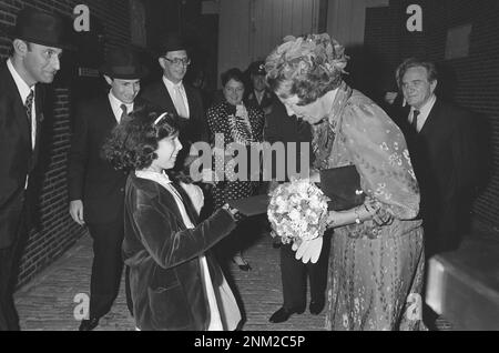 Königin Beatrix besucht einen Sonderdienst in der Synagoge anlässlich des 350. Jahrestags der jüdischen Gemeinde in Amsterdam, ca. 1985 Stockfoto