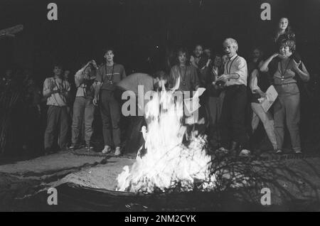 Die Bhagwan-Bewegung in Amsterdam wird das Buch der Rajneeshis im Namen von Bhagwan Ca verbrennen. 1985 Stockfoto