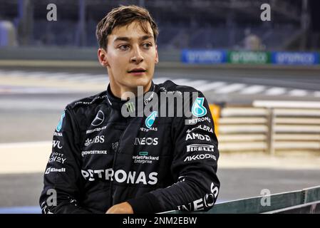 George Russell (GBR) Mercedes AMG F1 hat auf der Rennstrecke angehalten. 24.02.2023. Formel-1-Test, Sakhir, Bahrain, Tag Zwei. Das Foto sollte wie folgt lauten: XPB/Press Association Images. Kredit: XPB Images Ltd/Alamy Live News Stockfoto