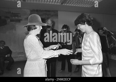 Niederländische Geschichte: Prinzessin Beatrix verleiht den RAUE-Preis in der Rijksademie Amsterdam; Preisverleihung ca. 14. März 1980 Stockfoto