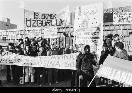 Niederländische Geschichte: Demonstration ausländischer Arbeiter Protest in Rotterdam gegen das Gesetz über die Beschäftigung ausländischer Arbeiter vom 1. November 1979 ca. 12. Januar 1980 Stockfoto