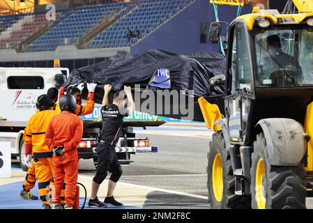 George Russell (GBR) Mercedes AMG F1 W14 hat auf der Rennstrecke angehalten. 24.02.2023. Formel-1-Test, Sakhir, Bahrain, Tag Zwei. Das Foto sollte wie folgt lauten: XPB/Press Association Images. Kredit: XPB Images Ltd/Alamy Live News Stockfoto