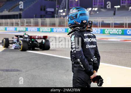 George Russell (GBR) Mercedes AMG F1 W14 hat auf der Rennstrecke angehalten. 24.02.2023. Formel-1-Test, Sakhir, Bahrain, Tag Zwei. Das Foto sollte wie folgt lauten: XPB/Press Association Images. Kredit: XPB Images Ltd/Alamy Live News Stockfoto