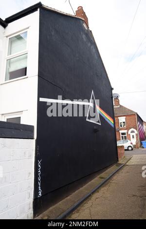 Pink Floyd Dark Side of the Moon – Wandgemälde des Albums, gemalt vom polnischen Künstler Martin Zienkiewicz an der Wand des End Terrace House, Norwich, Norfolk, Großbritannien Stockfoto