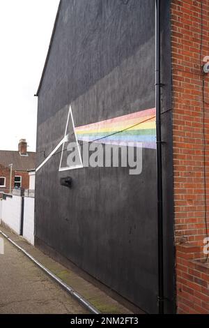 Pink Floyd Dark Side of the Moon – Wandgemälde des Albums, gemalt vom polnischen Künstler Martin Zienkiewicz an der Wand des End Terrace House, Norwich, Norfolk, Großbritannien Stockfoto