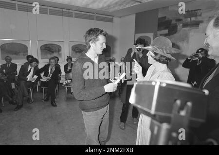 Niederländische Geschichte: Prinzessin Beatrix verleiht RAUE-Preis in der Rijksaccademie Amsterdam; Preisverleihung, weitere Gewinner ca. 14. März 1980 Stockfoto