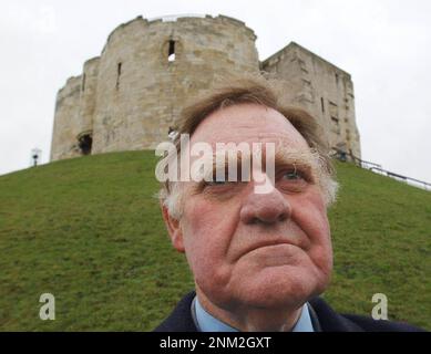 Aktenfoto vom 31. Oktober 01/02 von Sir Bernard Ingham, ehemaliger Pressesprecher der ehemaligen Premierministerin Margaret Thatcher in York, wo er Beweise für die umstrittene Coppergate-Untersuchung lieferte, die Pläne für den Bau einer Stätte im Herzen der historischen Stadt in der Cliffords Tower-Gegend prüft. Sir Bernard Ingham, die langjährige Pressesprecherin von Margaret Thatcher, starb im Alter von 90 Jahren nach einer kurzen Krankheit, sagte seine Familie. Stockfoto