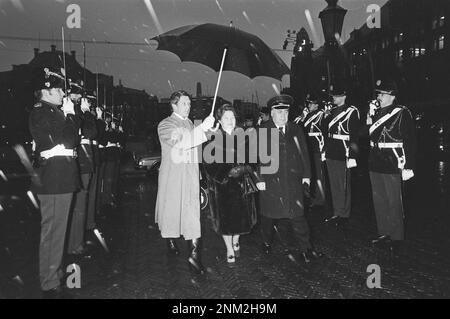 Niederländische Geschichte: Neujahrsempfang von Königin Juliana im Palast am Damplein; Ankunft des russischen Botschafters Vasily Tolstikov ca. 23. Januar 1980 Stockfoto