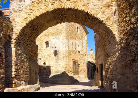 Im mittelalterlichen historischen Zentrum von Peratallada gibt es eine gute Anzahl von halbspitzen Bögen. In Katalonien, Spanien Stockfoto