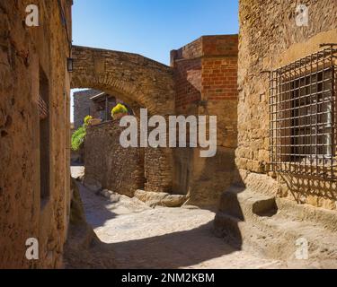 Ein weiterer von den gepflasterten Straßen von Peratallada, wo es einen halben Spitzbogen. In Peratallada, Katalonien, Spanien. Stockfoto