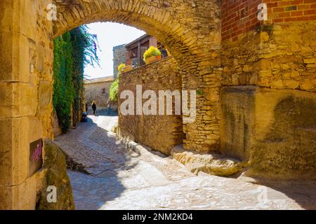 Im mittelalterlichen historischen Zentrum von Peratallada gibt es eine gute Anzahl von halbspitzen Bögen. Peratallada, Katalonien, Spanien Stockfoto