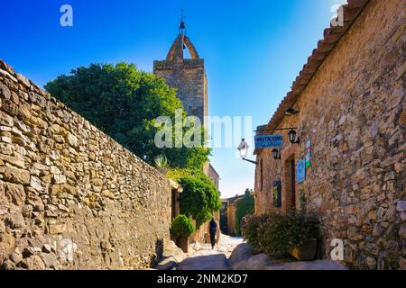 Wunderschöne kopfsteingepflasterte Straße im mittelalterlichen Zentrum von Peratallada. In Katalonien, Spanien Stockfoto