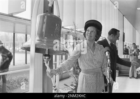 Niederländische Geschichte: Prinzessin Beatrix eröffnet die Hiswa 80 Bootsshow in RAI, Amsterdam; Prinzessin Beatrix läutet eine Schiffsglocke. 14. März 1980 Stockfoto