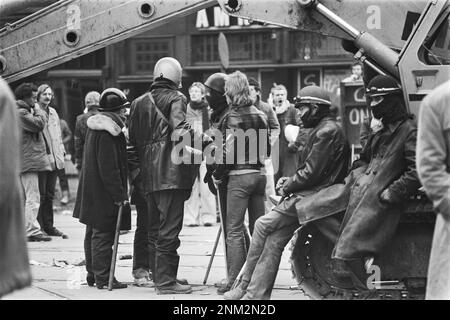 Niederländische Geschichte: Barrikaden um Hausbesetzer in der Vondelstraat Amsterdam; Ketten- und Stockarmbesetzer (Unruhen in der Vondelstraat) ca. 1. März 1980 Stockfoto