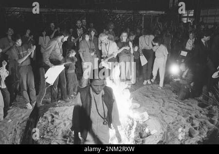 Die Bhagwan-Bewegung in Amsterdam wird das Buch der Rajneeshis im Namen von Bhagwan Ca verbrennen. 1985 Stockfoto