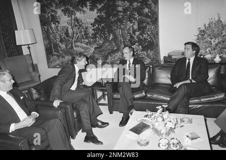 Besuchen Sie US-Vizepräsident George Bush; Vizepräsident Bush (r) im Gespräch mit Premierminister Lubbers The Catshuis Ca. 1985 Stockfoto