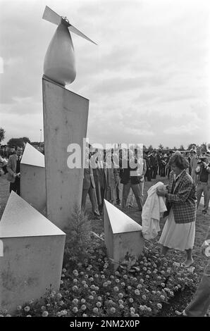 Prinzessin Margriet enthüllt ein Denkmal auf dem Flugplatz Teuge, das der Rückkehr von Prinzessin Juliana und den drei Töchtern in die befreiten Niederlande am 2. August 1945 gedenkt Stockfoto