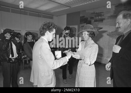 Niederländische Geschichte: Prinzessin Beatrix verleiht RAUE-Preis in der Rijksaccademie Amsterdam; Preisverleihung, weitere Gewinner ca. 14. März 1980 Stockfoto