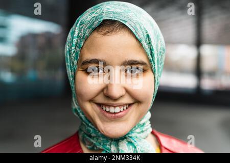 Glückliches muslimisches Mädchen, das in der Kamera lächelt Stockfoto