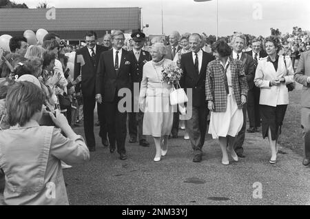 Prinzessin Margriet enthüllt ein Denkmal auf dem Flugplatz Teuge, um der Rückkehr von Prinzessin Juliana und den drei Töchtern in die befreiten Niederlande am 2. August 1945 zu gedenken: Von links nach rechts. Pieter van Vollenhoven, Prinzessin Juliana, Unbekannt und Prinzessin Margriet Ca. 1985 Stockfoto