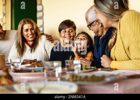 Fröhliche lateinamerikanische Familie, die zu Hause Spaß beim gemeinsamen Mittagessen hat Stockfoto