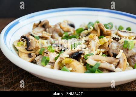 Buchweizen Gnocchi mit Kastanien Pilz und Veganer Käse Stockfoto