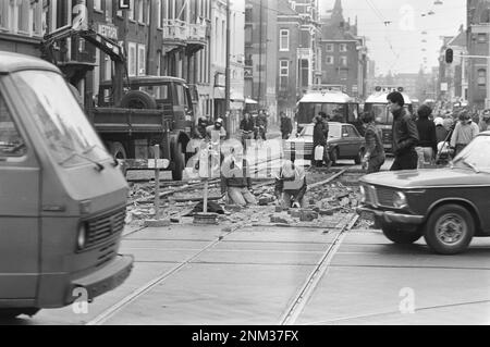 Niederländische Geschichte: Straßenbauer, die nach der Barrikade in Vondelparkbuurt arbeiten; in der Constantijn Huygenstraat ca. 3. März 1980 Stockfoto