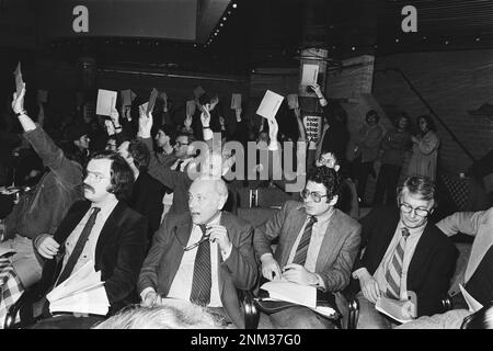 Niederländische Geschichte: PvdA-parteirat in Den Bosch mit Abstimmungen über den Boykott der Olympischen Spiele 1980; Ed van Thijn und den Uyl Ca. 2. Februar 1980 Stockfoto