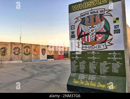 NATO-Rolle 3 Multinational Medical Unit (MMU) Legacy Walls am Flugplatz Kandahar. Als Navy Medicine das Krankenhaus 2020 einem Armeeteam übergab, waren die Wände clean.ca weiß gewaschen, möglicherweise 2020 Stockfoto