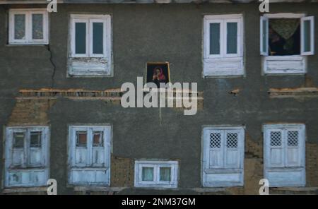 Srinagar, Indien. 24. Februar 2023. Ein Mädchen lehnt sich aus dem Fenster eines Gebäudes, während Kaschmir-Muslime am Freitag nach Meeraj-un-Nabi, einem Festival, das den Aufstieg des Propheten Mohammed in den Himmel kennzeichnet, am Hazratbal-Schrein Gebete abhalten. 24. Februar 2023, Srinagar, Indien. (Kreditbild: © Firdous Nazir/Eyepix via ZUMA Press Wire) NUR REDAKTIONELLE VERWENDUNG! Nicht für den kommerziellen GEBRAUCH! Kredit: ZUMA Press, Inc./Alamy Live News Stockfoto