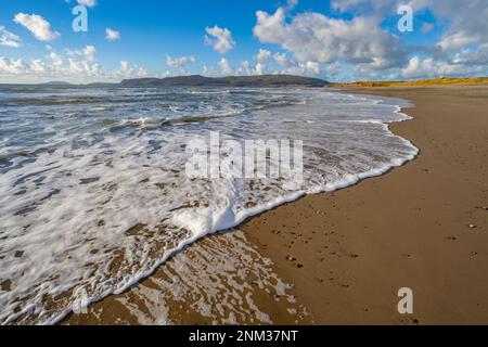 Wellen brechen am Strand in der Porth Neigwl Bay, auch bekannt als Hells Mouth auf der Llyn Halbinsel nahe Llanengan North Wales. Stockfoto