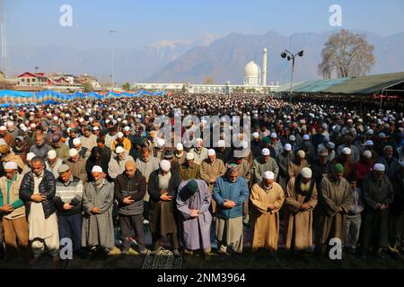 Srinagar, Indien. 24. Februar 2023. Kaschmirische Muslime beten am Freitag nach Meeraj-un-Nabi, einem Festival, das den Aufstieg des Propheten Mohammed in den Himmel kennzeichnet, am Hazratbal-Schrein.24. Februar 2023, Srinagar, Indien. (Kreditbild: © Firdous Nazir/Eyepix via ZUMA Press Wire) NUR REDAKTIONELLE VERWENDUNG! Nicht für den kommerziellen GEBRAUCH! Kredit: ZUMA Press, Inc./Alamy Live News Stockfoto