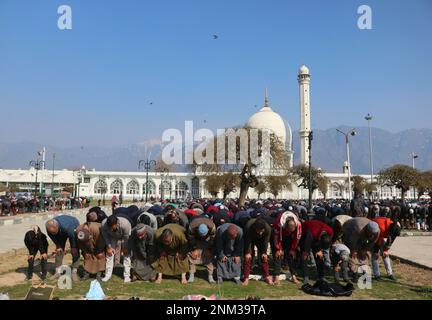 Srinagar, Indien. 24. Februar 2023. Kaschmirische Muslime beten am Freitag nach Meeraj-un-Nabi, einem Festival, das den Aufstieg des Propheten Mohammed in den Himmel kennzeichnet, am Hazratbal-Schrein.24. Februar 2023, Srinagar, Indien. (Kreditbild: © Firdous Nazir/Eyepix via ZUMA Press Wire) NUR REDAKTIONELLE VERWENDUNG! Nicht für den kommerziellen GEBRAUCH! Kredit: ZUMA Press, Inc./Alamy Live News Stockfoto