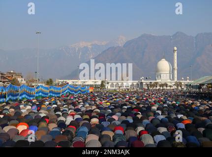 Srinagar, Indien. 24. Februar 2023. Kaschmirische Muslime beten am Freitag nach Meeraj-un-Nabi, einem Festival, das den Aufstieg des Propheten Mohammed in den Himmel kennzeichnet, am Hazratbal-Schrein.24. Februar 2023, Srinagar, Indien. (Kreditbild: © Firdous Nazir/Eyepix via ZUMA Press Wire) NUR REDAKTIONELLE VERWENDUNG! Nicht für den kommerziellen GEBRAUCH! Kredit: ZUMA Press, Inc./Alamy Live News Stockfoto