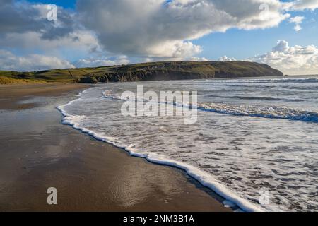 Wellen brechen am Strand in der Porth Neigwl Bay, auch bekannt als Hells Mouth auf der Llyn Halbinsel nahe Llanengan North Wales. Stockfoto