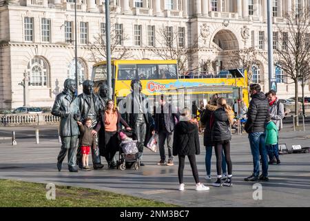 Familien, die lustige Fotos mit der Beatles Statue, der Waterfront, Liverrpool, Großbritannien machen Stockfoto