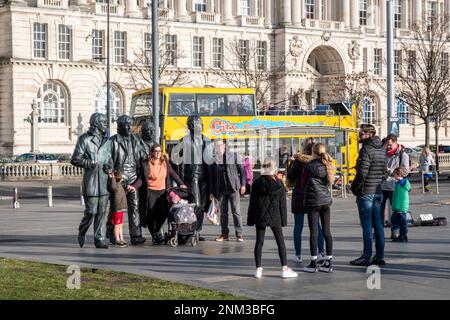 Familien, die lustige Fotos mit der Beatles Statue, der Waterfront, Liverrpool, Großbritannien machen Stockfoto