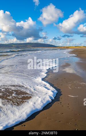 Wellen brechen am Strand in der Porth Neigwl Bay, auch bekannt als Hells Mouth auf der Llyn Halbinsel nahe Llanengan North Wales. Stockfoto